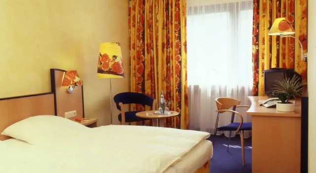 Hotel Karl, Забронировать Отель Отели Оффенбах с парковкой, рядом с Дворец Изенбург, Парковка