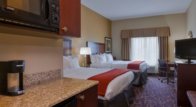 Четырёхместный номер Standard Holiday Inn Express Hotel & Suites Salina by IHG