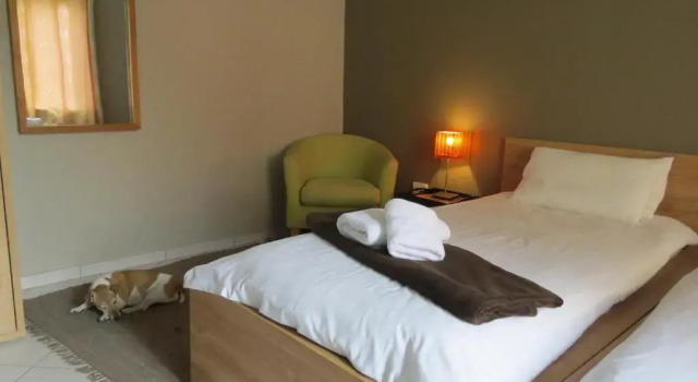 Коттедж с 2 комнатами Beach Walk House and Cottage - Self Catering
