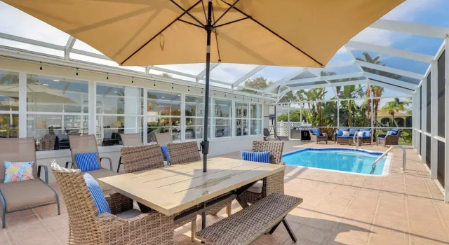 Коттедж Canal-front Haven: Pool, Dock & Lanai in Palmetto