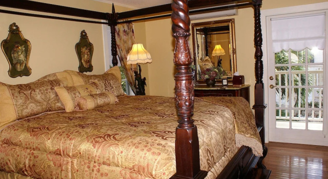Люкс Luxury с балконом Sabal Palm House Bed and Breakfast