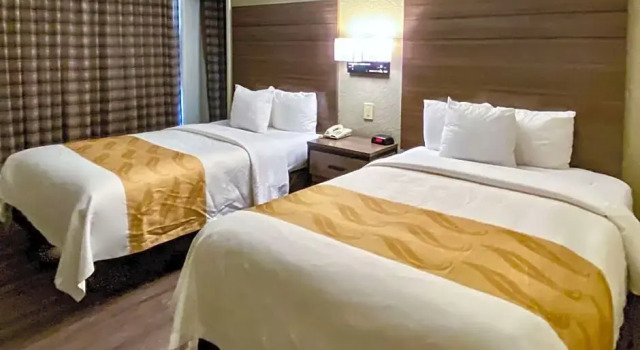 Четырёхместный люкс Quality Inn & Suites Airport