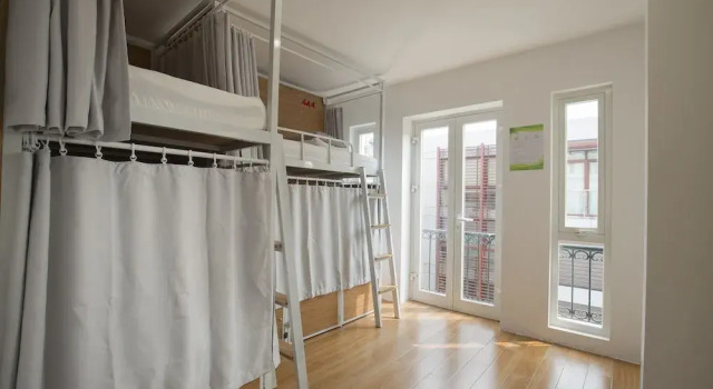 Кровать в общем номере с балконом и с видом на город D'annam Hostel Hanoi