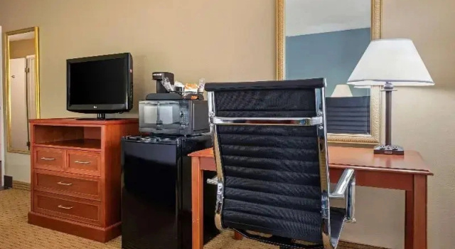 Шестиместный люкс Clarion Hotel Conference Center Lexington North