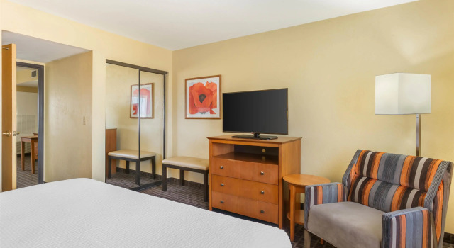 Двухместный люкс с балконом Best Western Plus Scottsdale Thunderbird Suites
