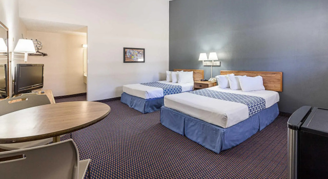 Четырёхместный номер Standard Parkview Inn and Conference Center