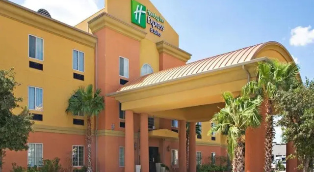 Четырёхместный люкс Holiday Inn Express Hotel & Suites Rio Grande City
