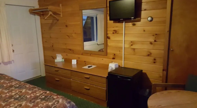 Номер Standard с балконом и с видом на озеро Clark's Beach Motel