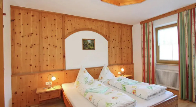 Spacious Holiday Home With Balcony, Sauna, Parking, Prenota Hotel Hotel a Tirolo con parcheggio, Parcheggio