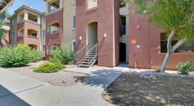'red Rox' Phoenix Condo w/ Patio ~ 3 Mi to Airport, Забронировать Апартаменты/квартира Финикс Phoenix Metropolitan Area