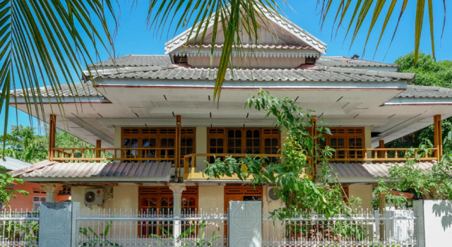 RedDoorz near Lakota Beach Tomia Wakatobi, Reserva ahora Hotel Waha 