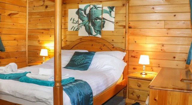Hollies Lodge