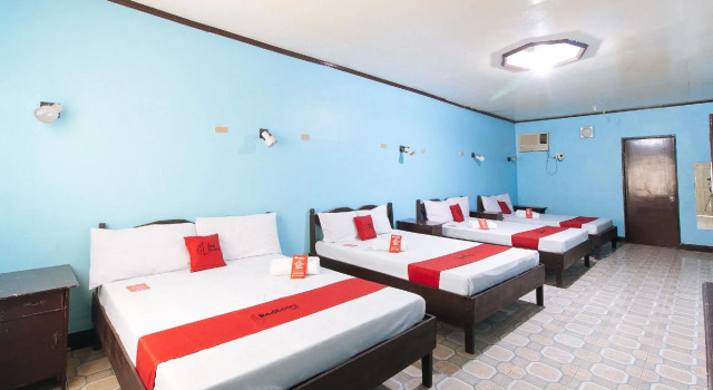 Четырёхместный номер Standard RedDoorz Plus @ Costa Roca Balamban