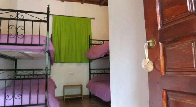 Кровать в общем номере Albergue Rural de Fuente Agria