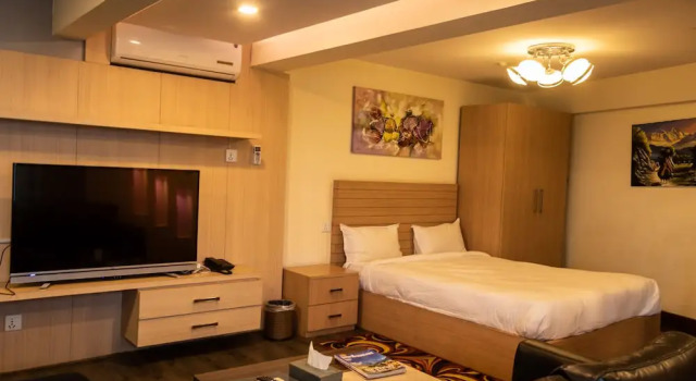 Люкс с балконом Classic Serviced Apartments
