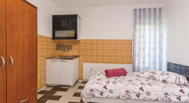 Awesome Home in Pakostane With 4 Bedrooms, Wifi and Outdoor Swimming Pool, Book Hotel Hoteller i Pakostane med pool, Swimmingpool