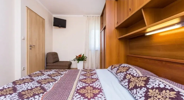 Brusic - A1, Prenota Hotel Hotel a Isole Quarnerine con parcheggio, Parcheggio