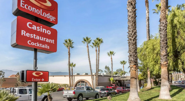 Четырёхместный номер Standard с видом на озеро Econo Lodge Lake Elsinore Casino