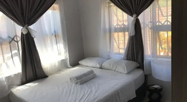 KhayaLethu Holiday Home, Забронировать Отель Виктория-Фолс Hwange