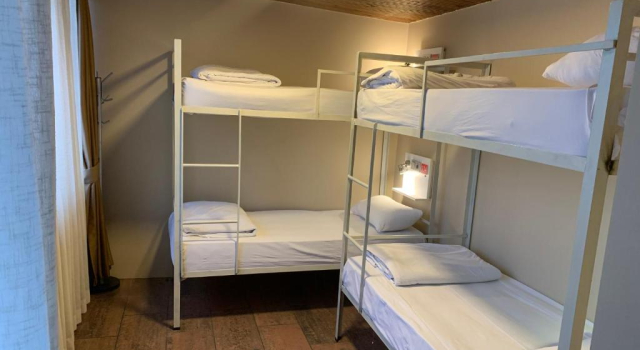Кровать в общем номере с видом на море Antique Hostel