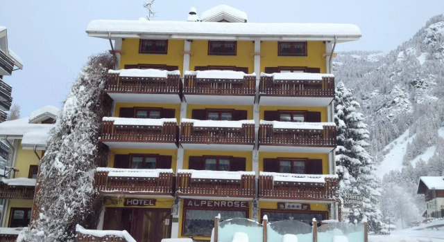 Albergo Alpenrose Ski&Bike Mountain Hotel, Забронировать Отель Грессоне-Сен-Жан Грессоней, рядом с Горнолыжный курорт Грессоне-Сен-Жан