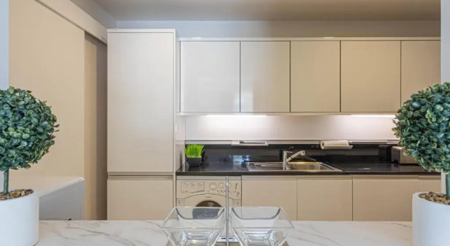 HiGuests - Luxurious 1BR in Palms with Private Beach Access