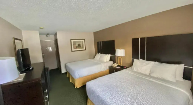 Четырёхместный номер Standard Ramada by Wyndham Whitecourt