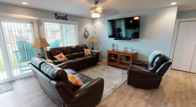 AH-B106 Completely Remodeled Ground Floor Condo, Overlooking PoolHot Tub