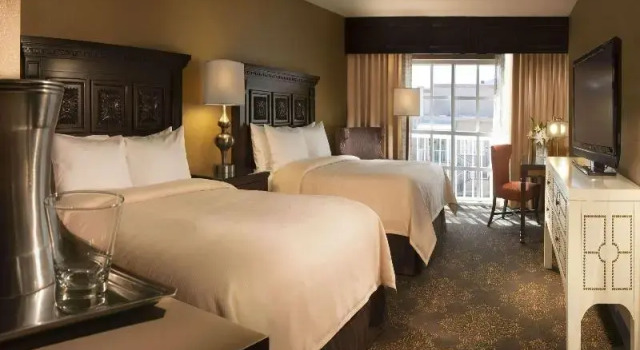 Номер Standard с балконом и с видом на бассейн Hilton Santa Fe Historic Plaza