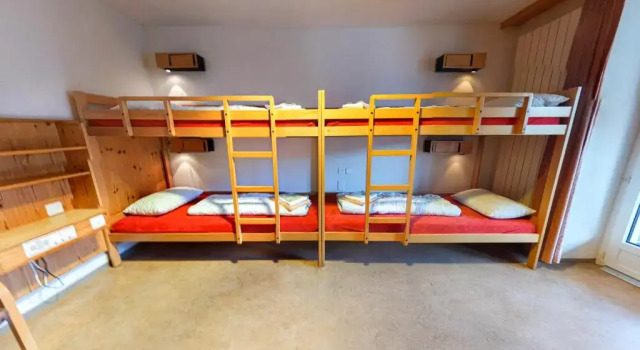 Четырёхместный номер Standard с балконом Davos Youth Hostel