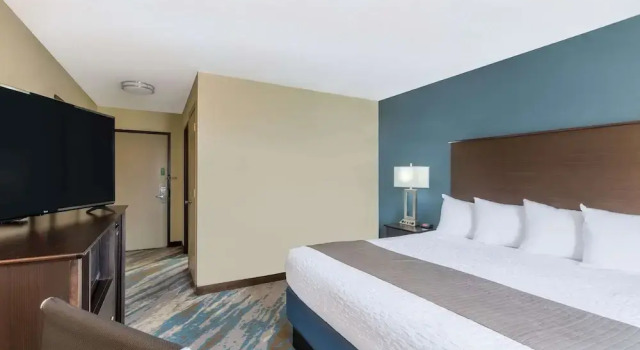 Двухместный люкс AmericInn by Wyndham Prairie du Chien