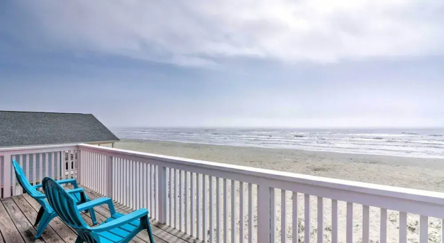 Коттедж Beachfront Galveston Oasis: Balconies, Ocean View!