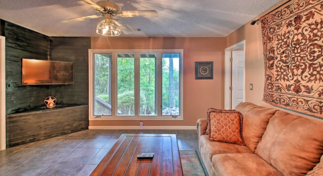 3 Mi to Lake Desoto: Home w/ Furnished Deck!, Boek Hotel Hot Springs Village Arkansas