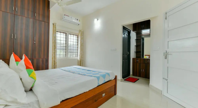 Номер Standard OYO 18602 Home Spacious Stay Near Lulu Mall