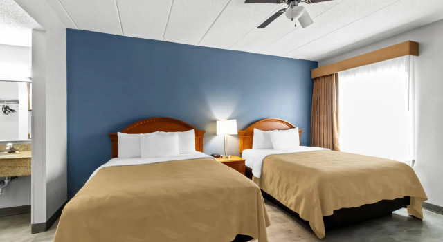 Четырёхместный номер Standard Quality Inn & Suites CVG Airport