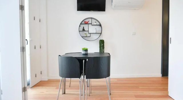 Comfortable&Central w/balcony-9 min walk Trindade