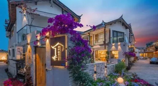 The Old Town of Lijiang Chanyin Light and Luxury Homestay, Забронировать Отель Лицзян Юньнань, рядом с Water Wheels