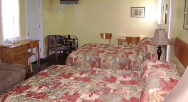 Четырёхместный номер Standard Lakelawn B&B and Motel