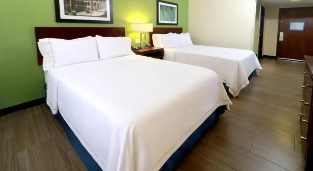 Четырёхместный номер Deluxe Holiday Inn Express Guadalajara Aeropuerto by IHG
