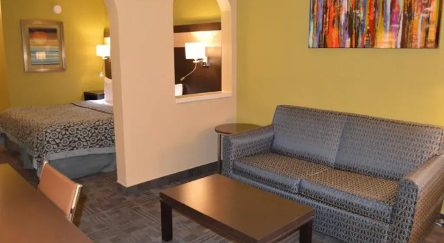 Четырёхместный люкс Days Inn by Wyndham Carlsbad