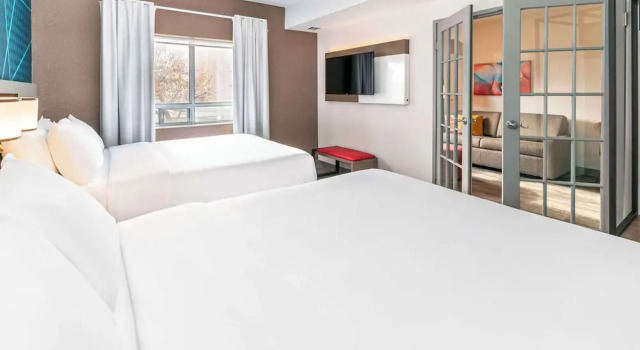 Четырёхместный люкс c 1 комнатой Comfort Suites