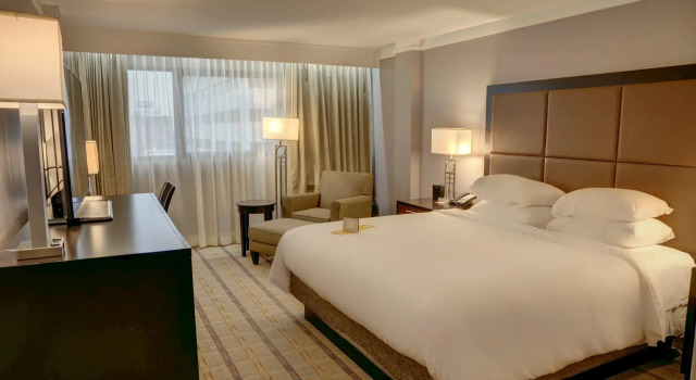 Четырёхместный номер Standard Crowne Plaza Knoxville Downtown University by IHG