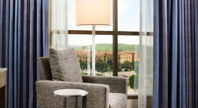 Четырёхместный номер Deluxe DoubleTree by Hilton Irvine Spectrum
