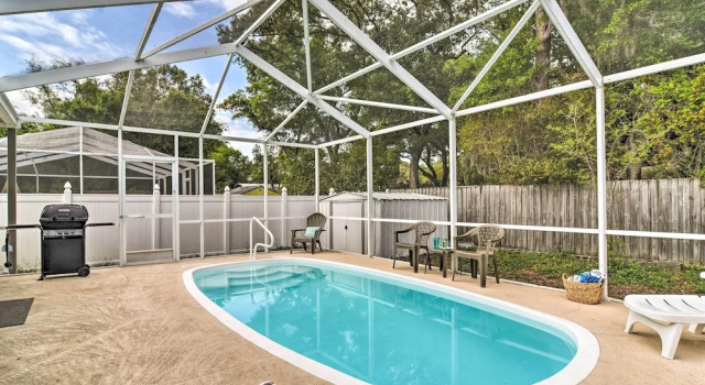 Коттедж Coastal Getaway w/ Pool: 6 Mi to St Pete Beach!