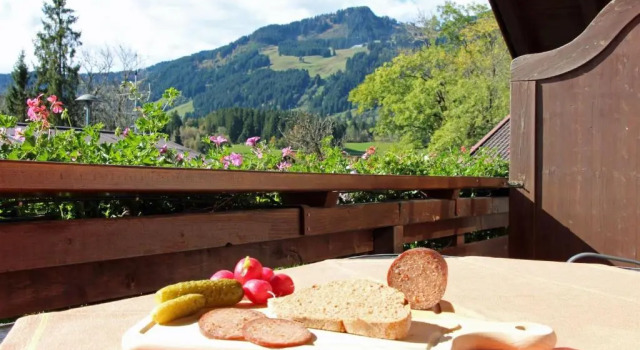 Апартаменты с видом на горы Biohof Burger, 3 sonnige Fewo, alle mit Balkon, Spielzimmer, Grillhütte, 7 km vor Oberstdorf