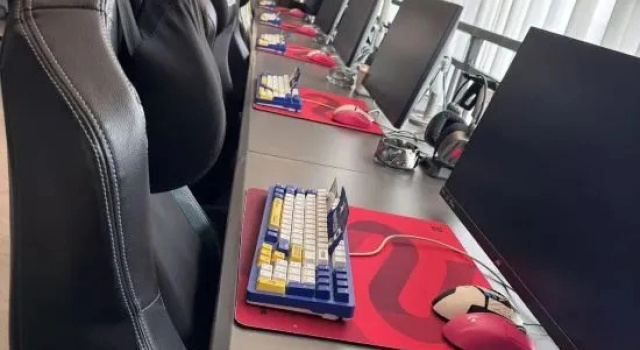 Кровать в общем номере с красивым видом из окна Weisi Blue E-sports Hotel