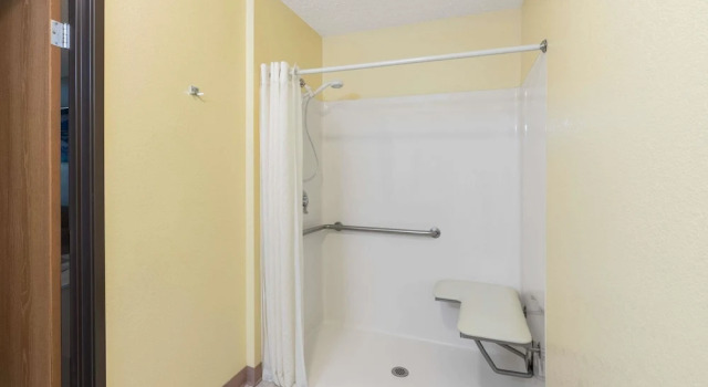 Двухместный номер Accessible Super 8 by Wyndham Fountain