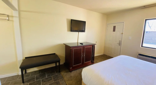 Полулюкс Travelers Place Inn & Suites