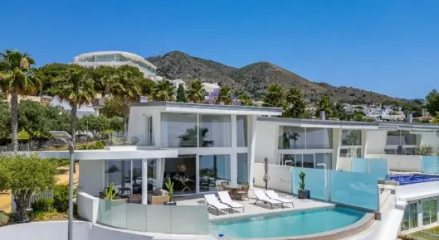 Stunning 4-Bedroom Villa in Benalmádena with Private Pool, Забронировать Вилла Бенальмадена 