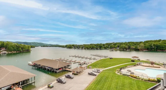 Апартаменты Resort Amenities & Beach Access: Huddleston Condo